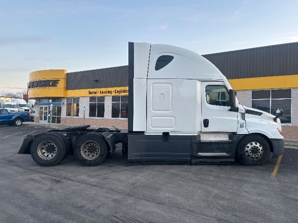 Sleeper Tractor-Heavy Duty Tractors-Freightliner-2022-T12664ST-East Chicago-IN-693,988\n\t\tmiles-$ 45,500 - Image 8
