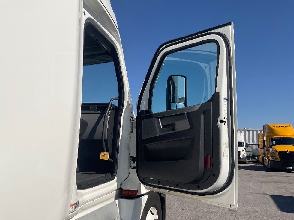 Sleeper Tractor-Heavy Duty Tractors-Freightliner-2022-T12664ST-East Chicago-IN-713,537\n\t\tmiles-$ 48,500 - Image 13