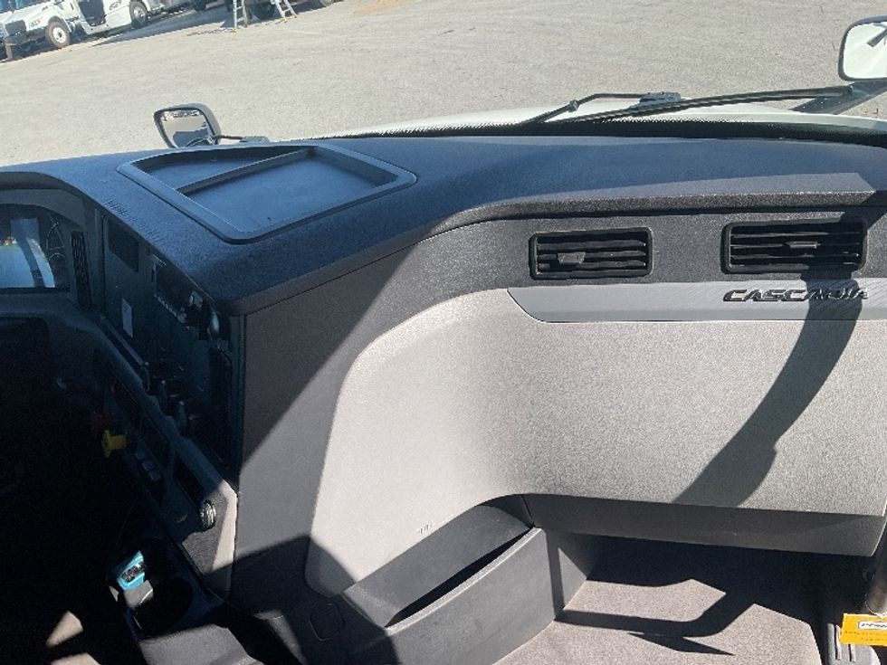 Sleeper Tractor-Heavy Duty Tractors-Freightliner-2022-T12664ST-East Chicago-IN-713,537\n\t\tmiles-$ 48,500 - Image 14