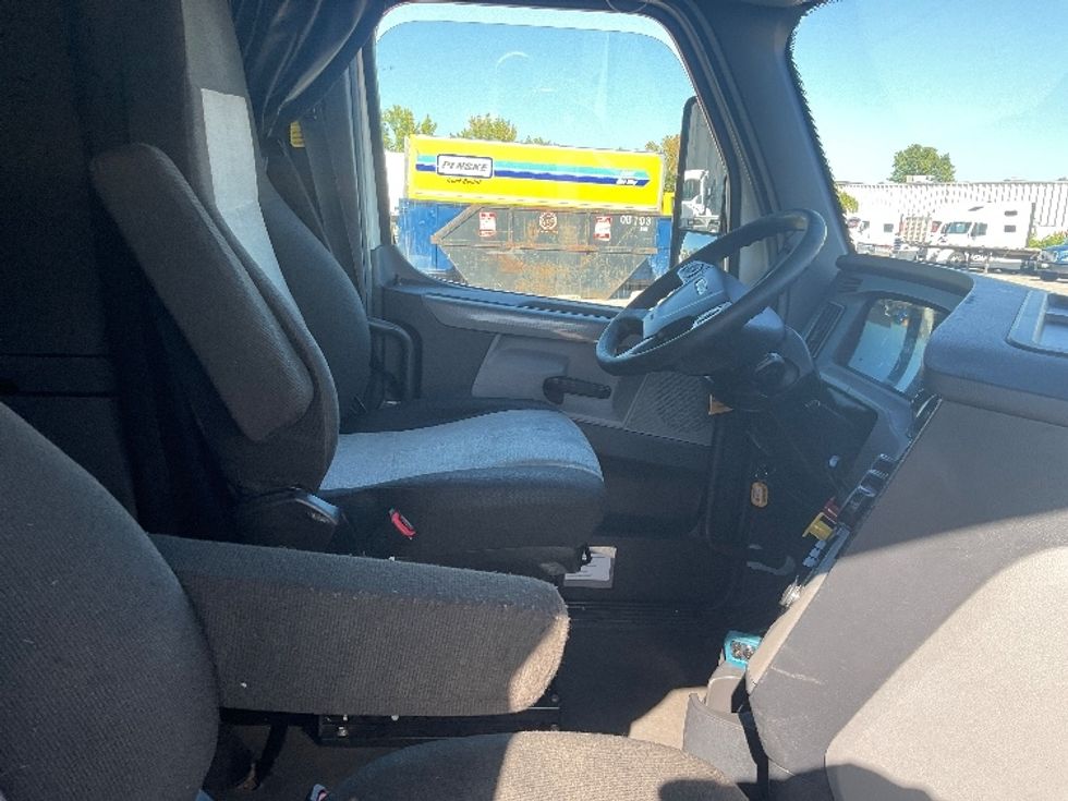 Sleeper Tractor-Heavy Duty Tractors-Freightliner-2022-T12664ST-East Chicago-IN-713,537\n\t\tmiles-$ 48,500 - Image 15