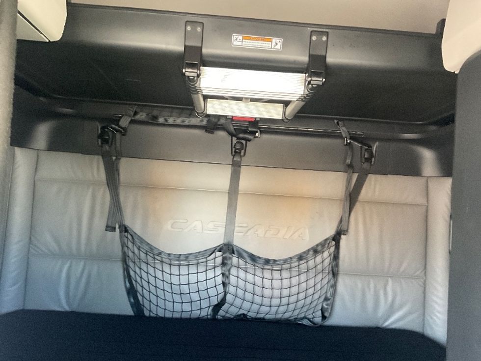 Sleeper Tractor-Heavy Duty Tractors-Freightliner-2022-T12664ST-East Chicago-IN-713,537\n\t\tmiles-$ 48,500 - Image 16