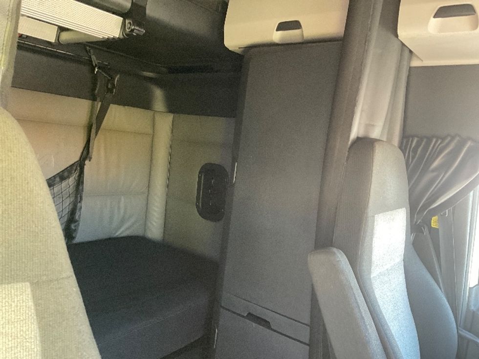 Sleeper Tractor-Heavy Duty Tractors-Freightliner-2022-T12664ST-East Chicago-IN-713,537\n\t\tmiles-$ 48,500 - Image 18