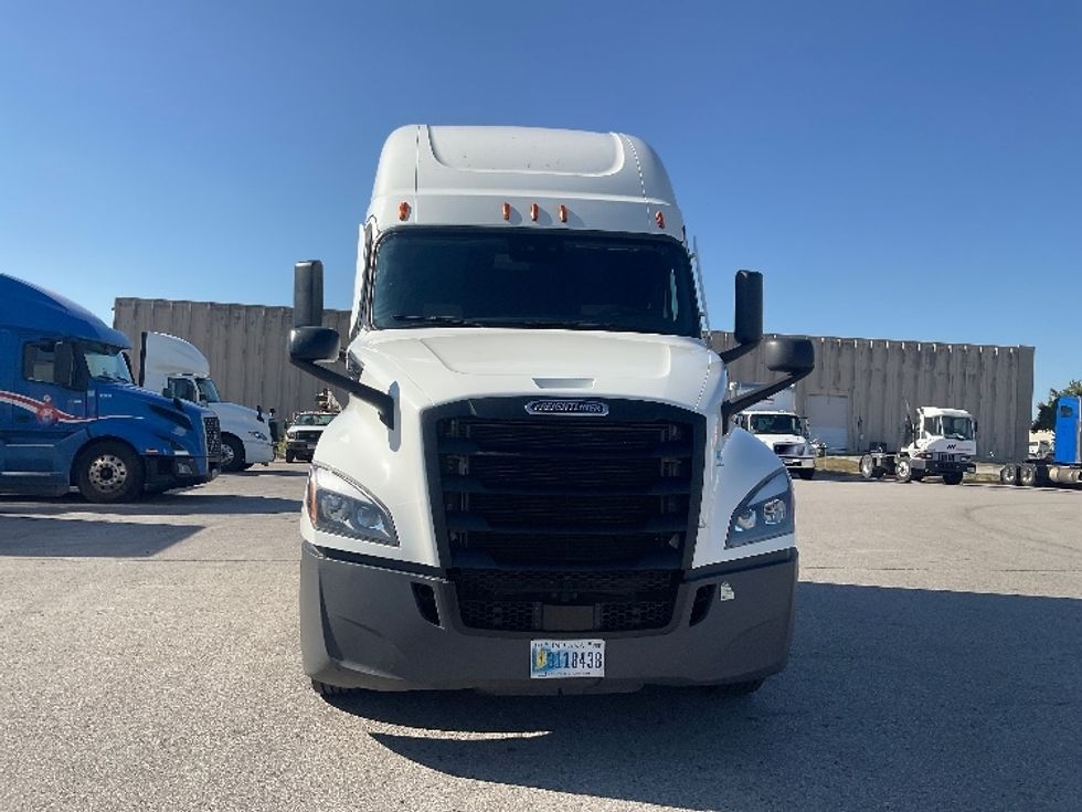 Sleeper Tractor-Heavy Duty Tractors-Freightliner-2022-T12664ST-East Chicago-IN-713,537\n\t\tmiles-$ 48,500 - Image 2