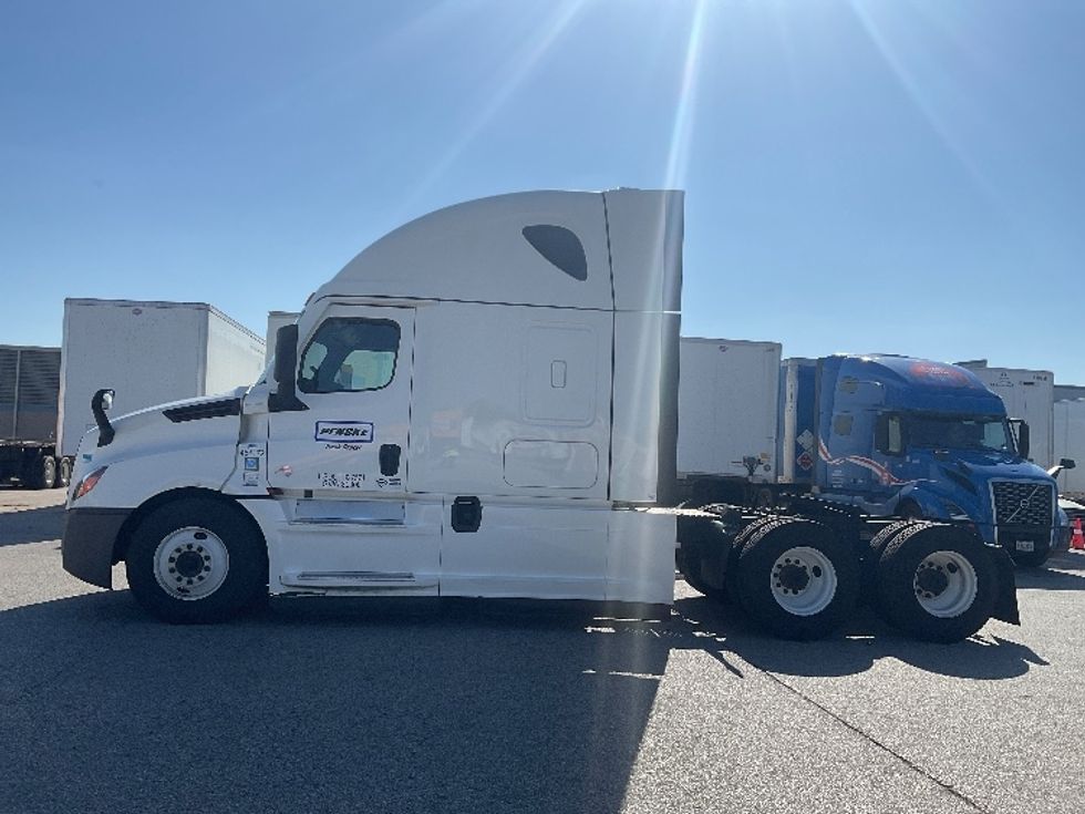 Sleeper Tractor-Heavy Duty Tractors-Freightliner-2022-T12664ST-East Chicago-IN-713,537\n\t\tmiles-$ 48,500 - Image 4