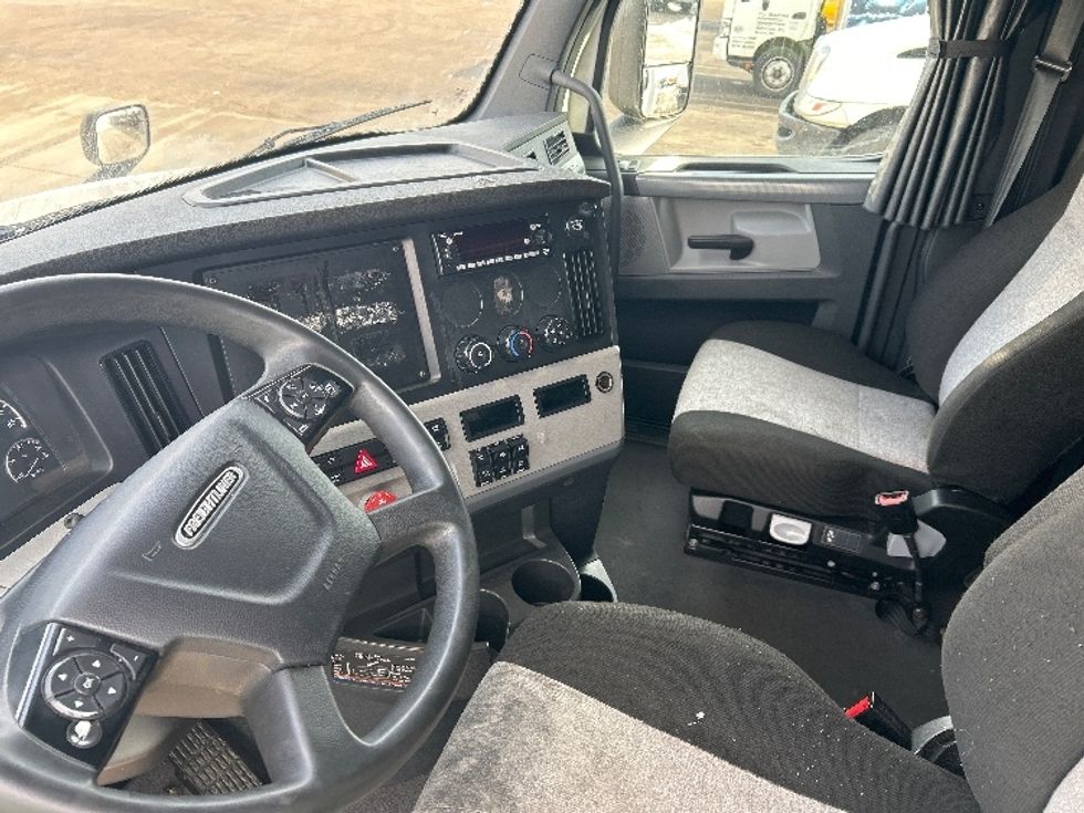 Sleeper Tractor-Heavy Duty Tractors-Freightliner-2022-T12664ST-East Chicago-IN-725,005\n\t\tmiles-$ 43,000 - Image 10
