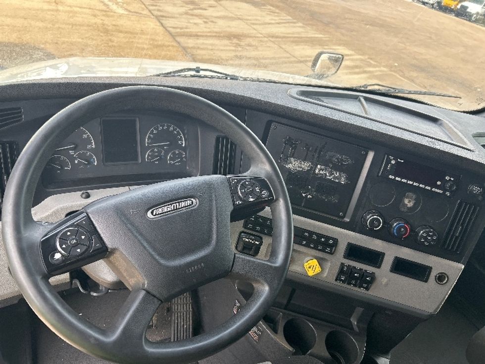 Sleeper Tractor-Heavy Duty Tractors-Freightliner-2022-T12664ST-East Chicago-IN-725,005\n\t\tmiles-$ 43,000 - Image 11