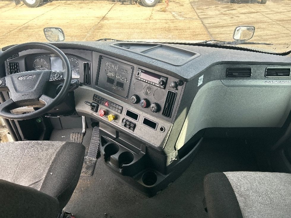 Sleeper Tractor-Heavy Duty Tractors-Freightliner-2022-T12664ST-East Chicago-IN-725,005\n\t\tmiles-$ 43,000 - Image 12
