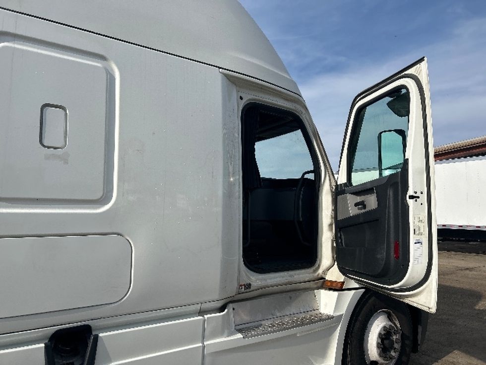 Sleeper Tractor-Heavy Duty Tractors-Freightliner-2022-T12664ST-East Chicago-IN-725,005\n\t\tmiles-$ 43,000 - Image 13