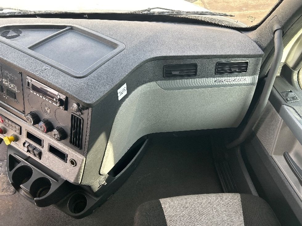 Sleeper Tractor-Heavy Duty Tractors-Freightliner-2022-T12664ST-East Chicago-IN-725,005\n\t\tmiles-$ 43,000 - Image 14