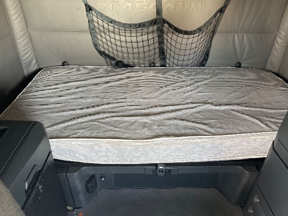 Sleeper Tractor-Heavy Duty Tractors-Freightliner-2022-T12664ST-East Chicago-IN-725,005\n\t\tmiles-$ 43,000 - Image 16