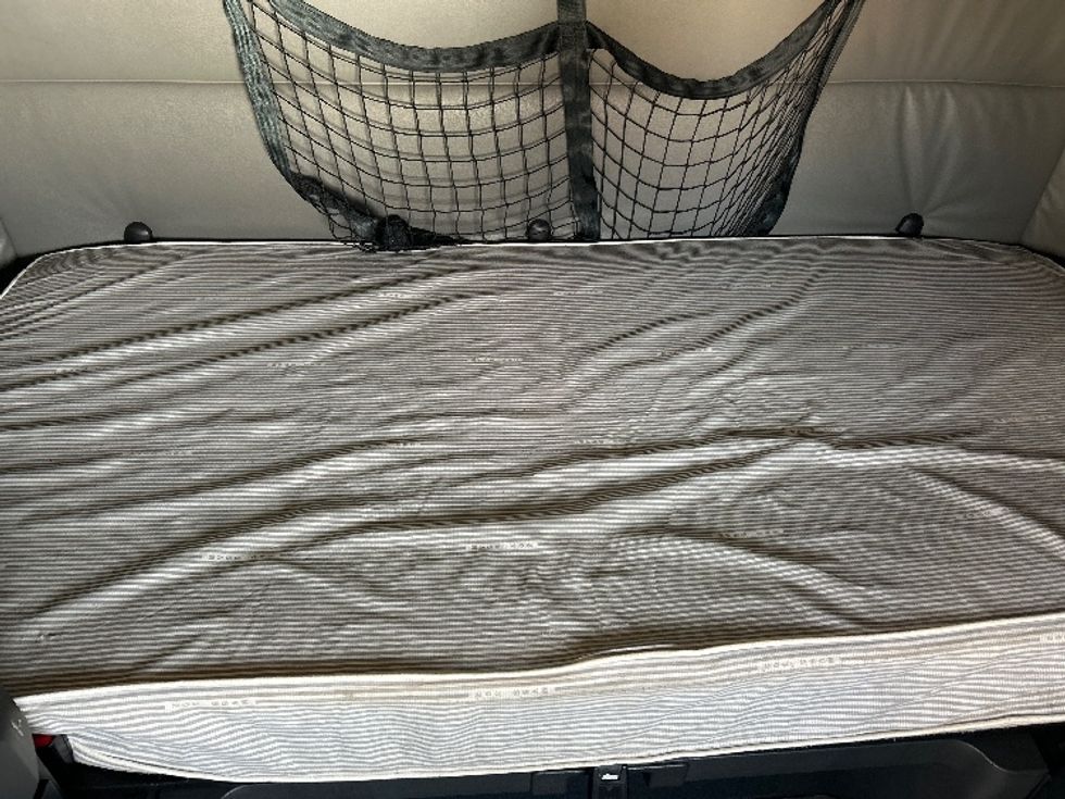 Sleeper Tractor-Heavy Duty Tractors-Freightliner-2022-T12664ST-East Chicago-IN-725,005\n\t\tmiles-$ 43,000 - Image 17