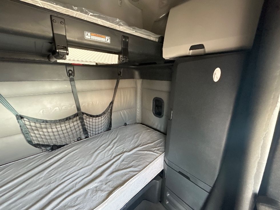 Sleeper Tractor-Heavy Duty Tractors-Freightliner-2022-T12664ST-East Chicago-IN-725,005\n\t\tmiles-$ 43,000 - Image 18