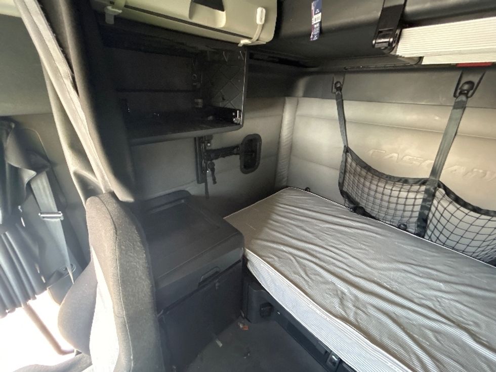 Sleeper Tractor-Heavy Duty Tractors-Freightliner-2022-T12664ST-East Chicago-IN-725,005\n\t\tmiles-$ 43,000 - Image 19