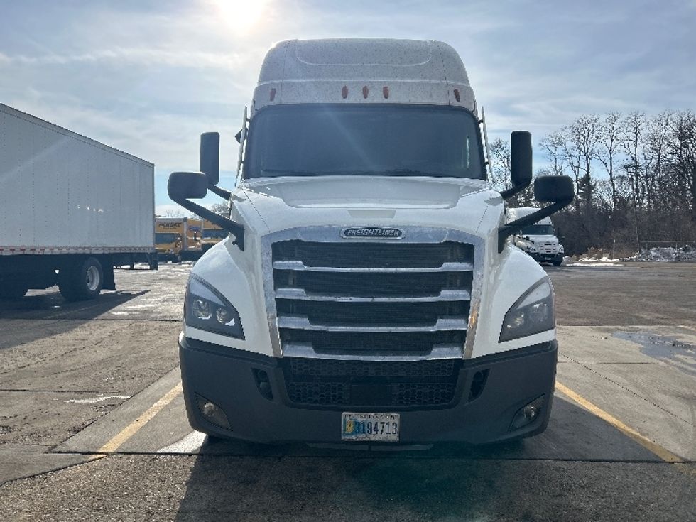 Sleeper Tractor-Heavy Duty Tractors-Freightliner-2022-T12664ST-East Chicago-IN-725,005\n\t\tmiles-$ 43,000 - Image 2
