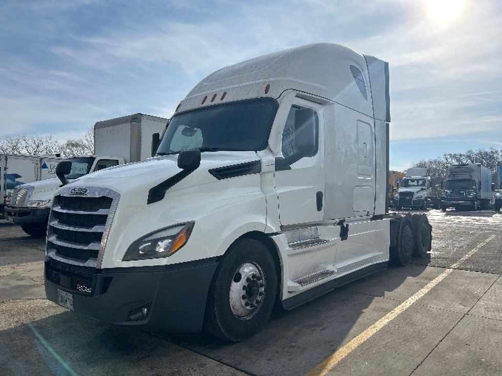 Sleeper Tractor-Heavy Duty Tractors-Freightliner-2022-T12664ST-East Chicago-IN-725,005\n\t\tmiles-$ 43,000 - Image 3