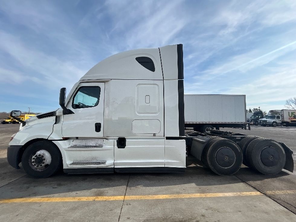 Sleeper Tractor-Heavy Duty Tractors-Freightliner-2022-T12664ST-East Chicago-IN-725,005\n\t\tmiles-$ 43,000 - Image 4