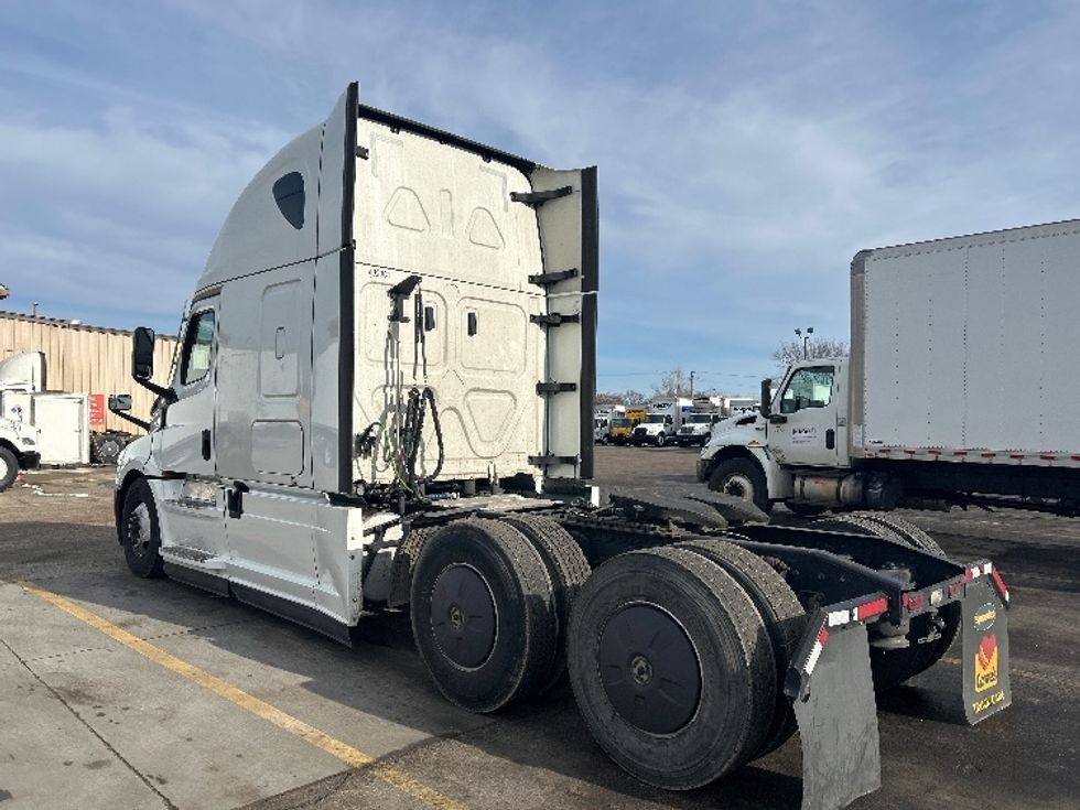 Sleeper Tractor-Heavy Duty Tractors-Freightliner-2022-T12664ST-East Chicago-IN-725,005\n\t\tmiles-$ 43,000 - Image 5