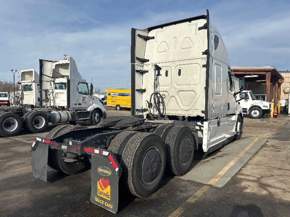Sleeper Tractor-Heavy Duty Tractors-Freightliner-2022-T12664ST-East Chicago-IN-725,005\n\t\tmiles-$ 43,000 - Image 7