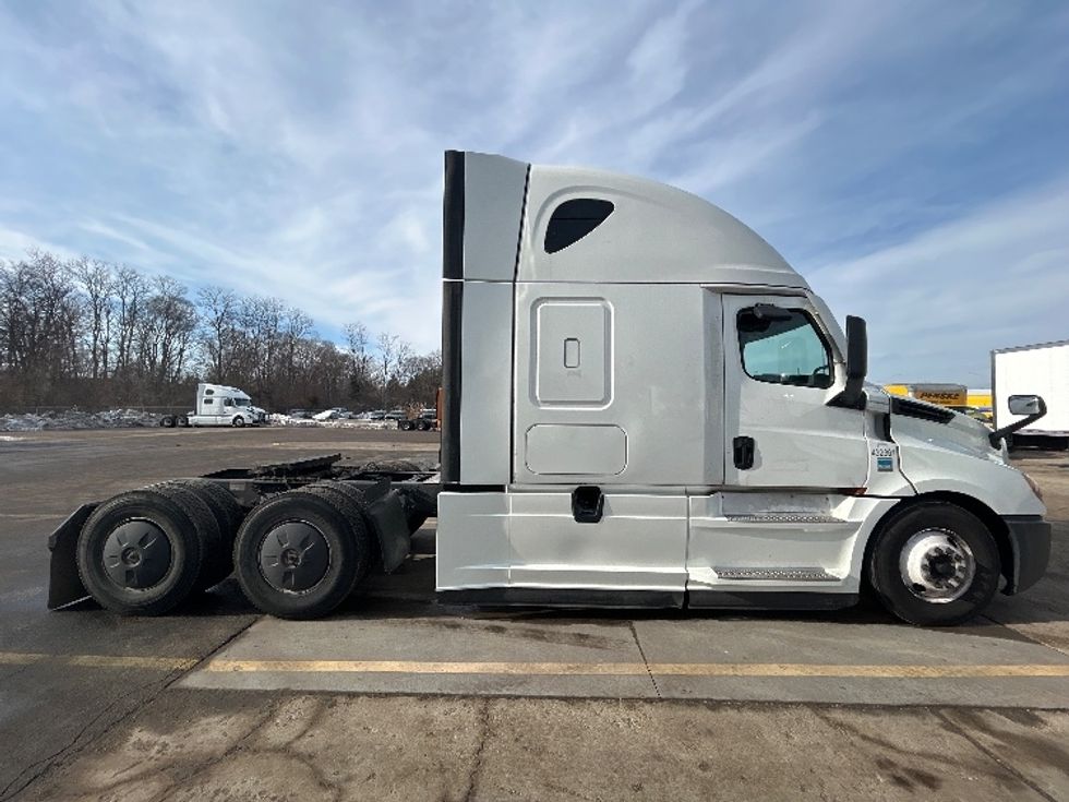 Sleeper Tractor-Heavy Duty Tractors-Freightliner-2022-T12664ST-East Chicago-IN-725,005\n\t\tmiles-$ 43,000 - Image 8