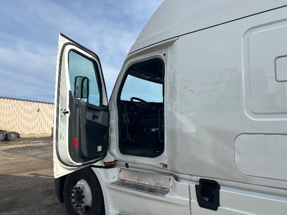 Sleeper Tractor-Heavy Duty Tractors-Freightliner-2022-T12664ST-East Chicago-IN-725,005\n\t\tmiles-$ 43,000 - Image 9