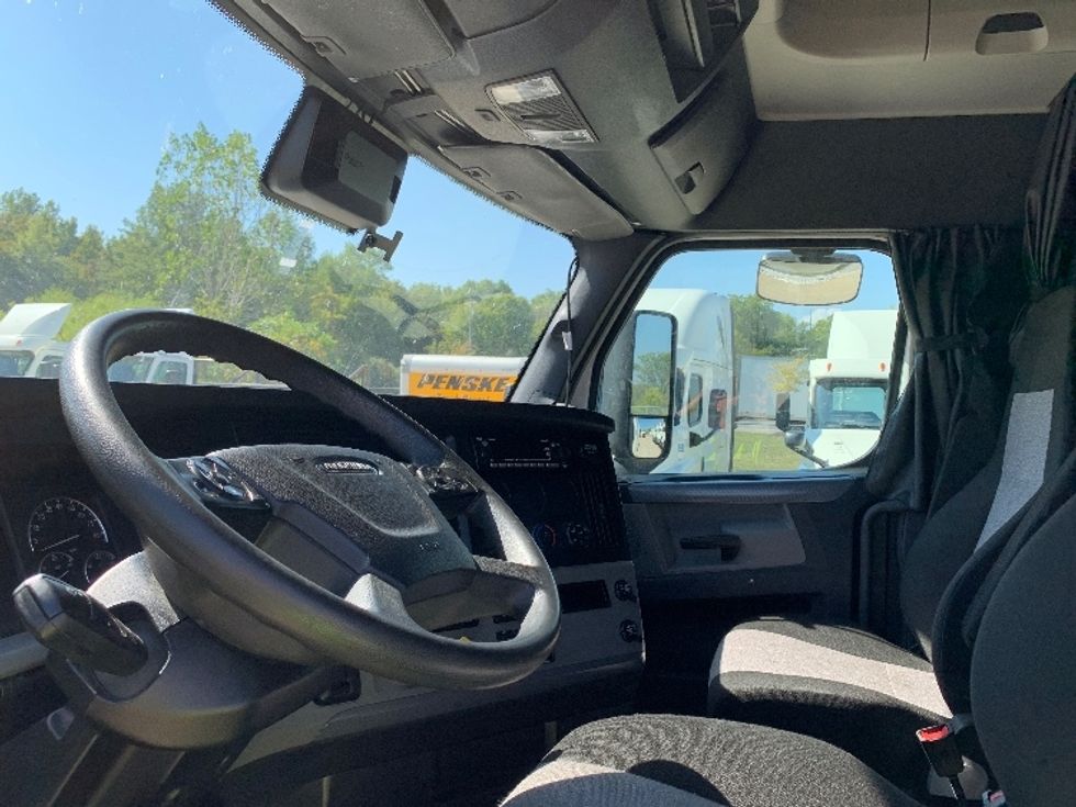 Sleeper Tractor-Heavy Duty Tractors-Freightliner-2022-T12664ST-East Liberty-OH-209,850\n\t\tmiles-$ 95,750 - Image 10