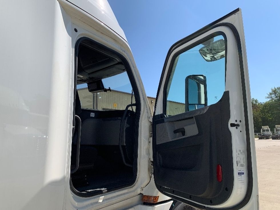 Sleeper Tractor-Heavy Duty Tractors-Freightliner-2022-T12664ST-East Liberty-OH-209,850\n\t\tmiles-$ 95,750 - Image 13