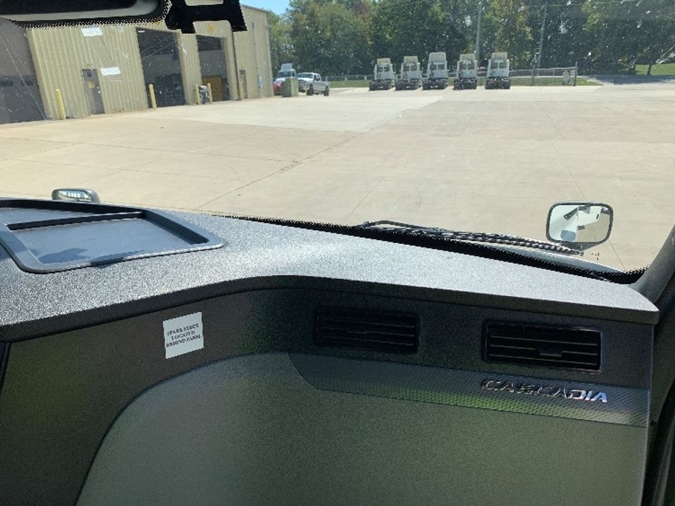 Sleeper Tractor-Heavy Duty Tractors-Freightliner-2022-T12664ST-East Liberty-OH-209,850\n\t\tmiles-$ 95,750 - Image 14