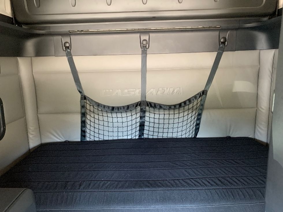 Sleeper Tractor-Heavy Duty Tractors-Freightliner-2022-T12664ST-East Liberty-OH-209,850\n\t\tmiles-$ 95,750 - Image 16