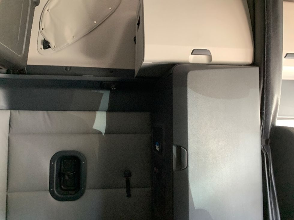 Sleeper Tractor-Heavy Duty Tractors-Freightliner-2022-T12664ST-East Liberty-OH-209,850\n\t\tmiles-$ 95,750 - Image 18