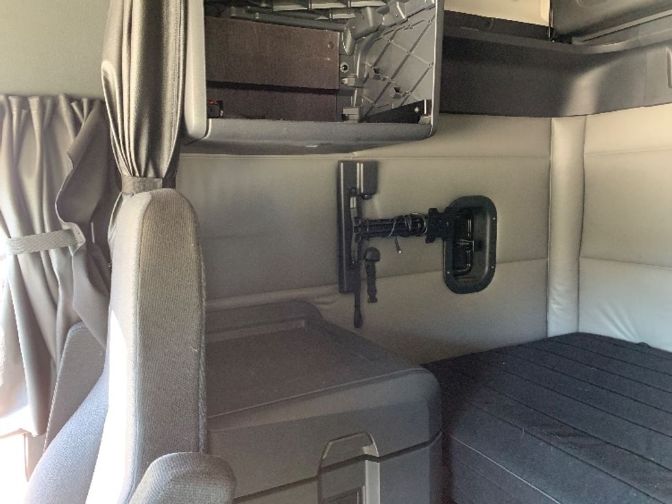 Sleeper Tractor-Heavy Duty Tractors-Freightliner-2022-T12664ST-East Liberty-OH-209,850\n\t\tmiles-$ 95,750 - Image 19