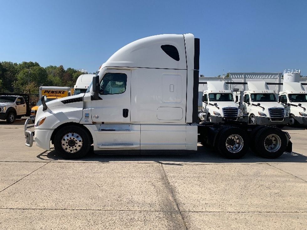 Sleeper Tractor-Heavy Duty Tractors-Freightliner-2022-T12664ST-East Liberty-OH-209,850\n\t\tmiles-$ 95,750 - Image 4