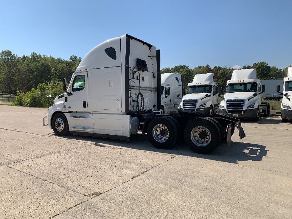 Sleeper Tractor-Heavy Duty Tractors-Freightliner-2022-T12664ST-East Liberty-OH-209,850\n\t\tmiles-$ 95,750 - Image 5
