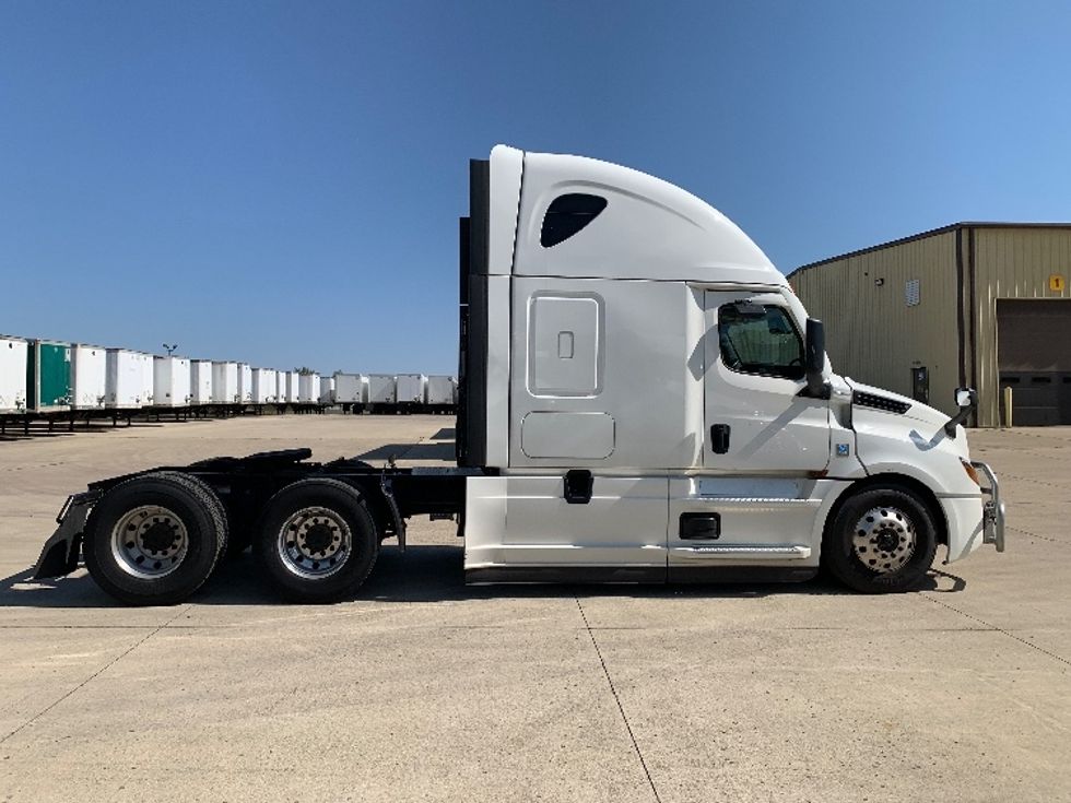 Sleeper Tractor-Heavy Duty Tractors-Freightliner-2022-T12664ST-East Liberty-OH-209,850\n\t\tmiles-$ 95,750 - Image 8