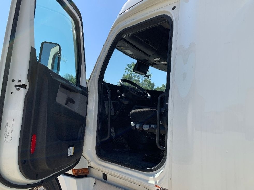 Sleeper Tractor-Heavy Duty Tractors-Freightliner-2022-T12664ST-East Liberty-OH-209,850\n\t\tmiles-$ 95,750 - Image 9