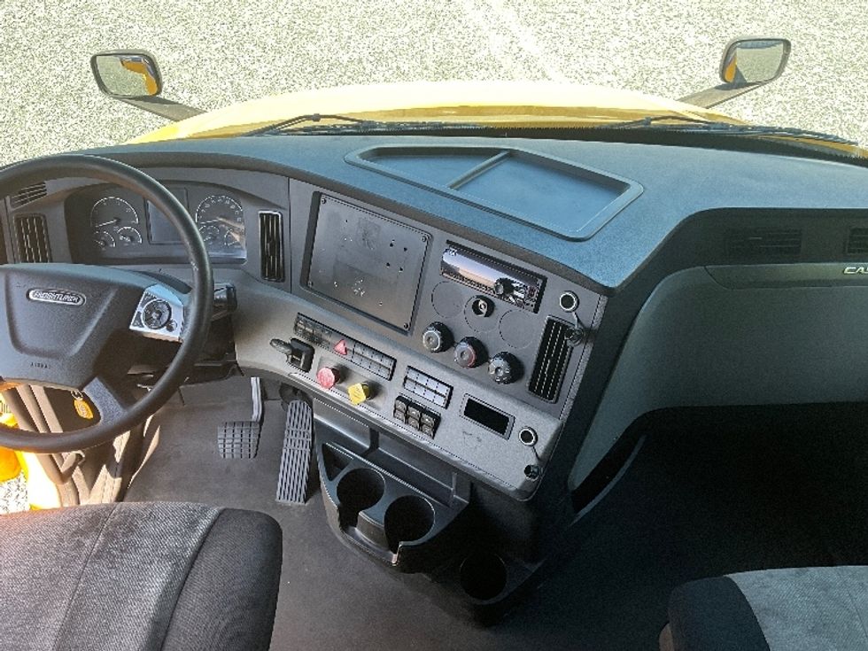 Sleeper Tractor-Heavy Duty Tractors-Freightliner-2022-T12664ST-Eden-MD-433,553\n\t\tmiles-$ 70,750 - Image 12