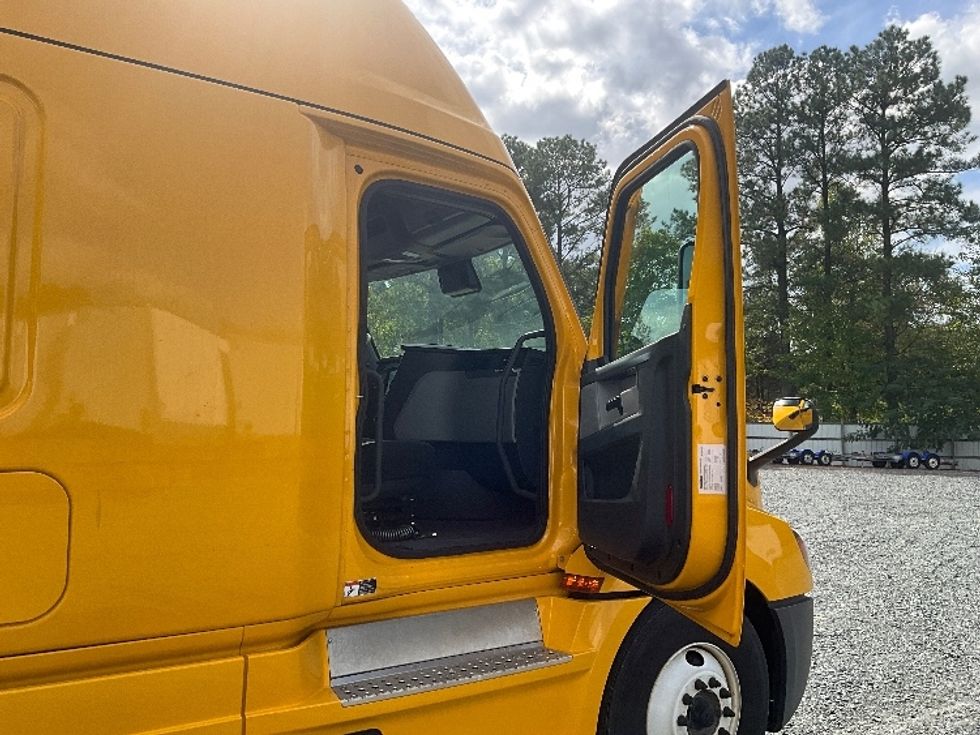 Sleeper Tractor-Heavy Duty Tractors-Freightliner-2022-T12664ST-Eden-MD-433,553\n\t\tmiles-$ 70,750 - Image 13