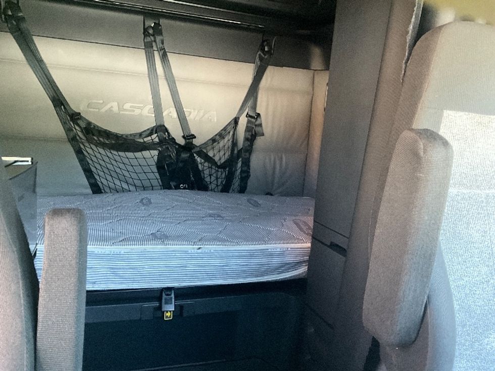 Sleeper Tractor-Heavy Duty Tractors-Freightliner-2022-T12664ST-Eden-MD-433,553\n\t\tmiles-$ 70,750 - Image 16