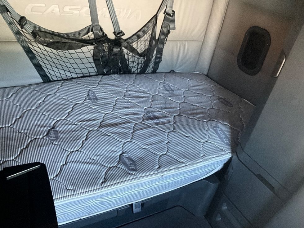 Sleeper Tractor-Heavy Duty Tractors-Freightliner-2022-T12664ST-Eden-MD-433,553\n\t\tmiles-$ 70,750 - Image 17