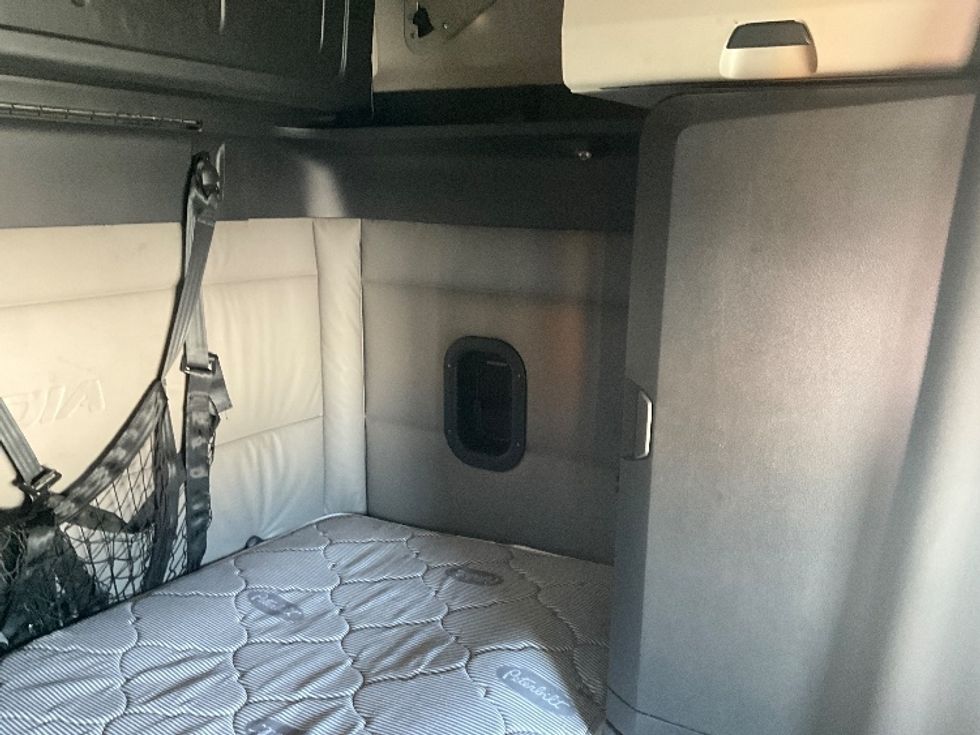 Sleeper Tractor-Heavy Duty Tractors-Freightliner-2022-T12664ST-Eden-MD-433,553\n\t\tmiles-$ 70,750 - Image 18