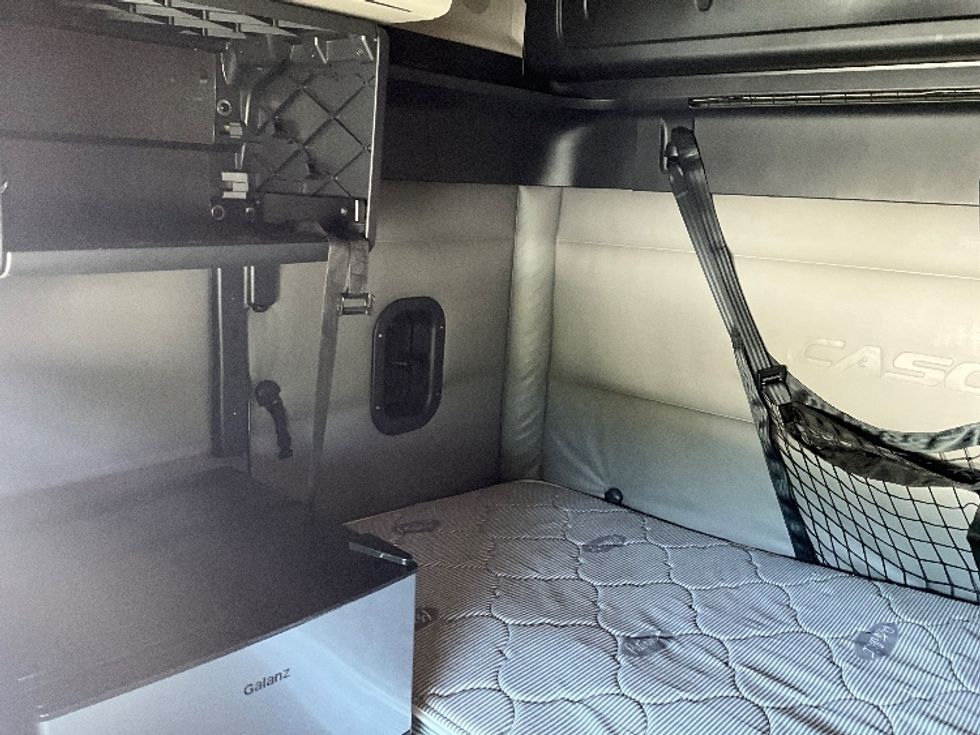 Sleeper Tractor-Heavy Duty Tractors-Freightliner-2022-T12664ST-Eden-MD-433,553\n\t\tmiles-$ 70,750 - Image 19