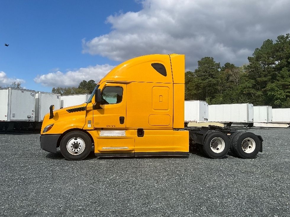 Sleeper Tractor-Heavy Duty Tractors-Freightliner-2022-T12664ST-Eden-MD-433,553\n\t\tmiles-$ 70,750 - Image 4