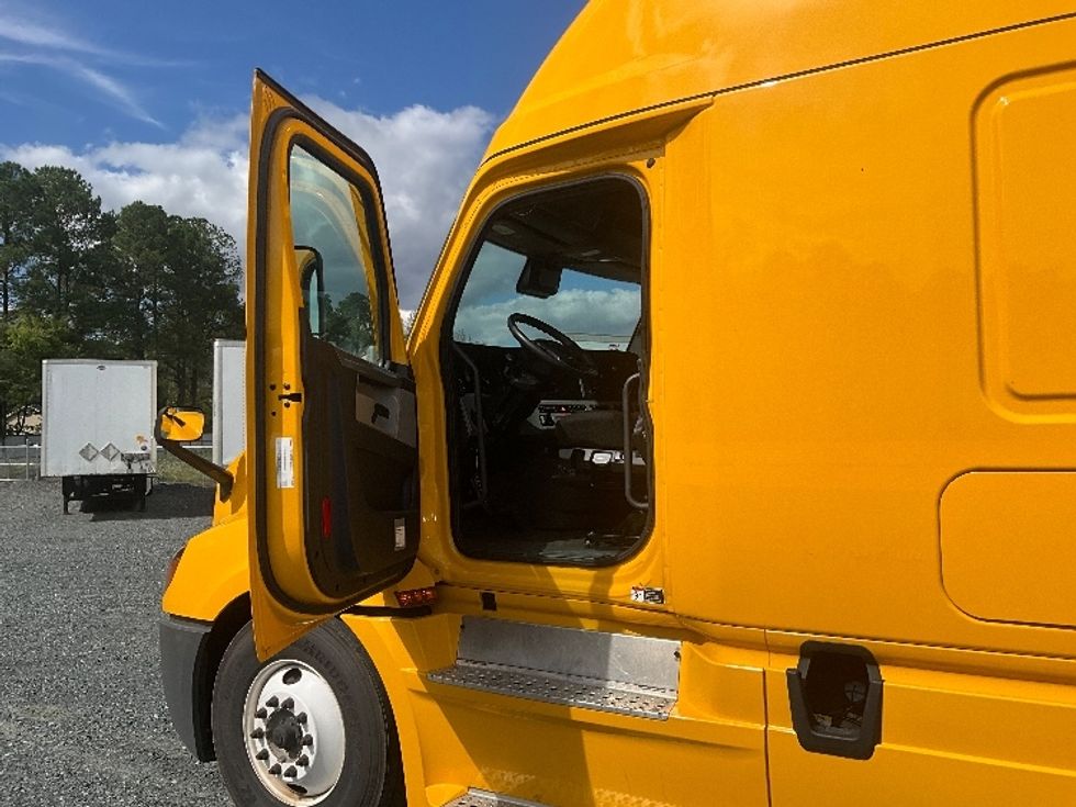 Sleeper Tractor-Heavy Duty Tractors-Freightliner-2022-T12664ST-Eden-MD-433,553\n\t\tmiles-$ 70,750 - Image 9