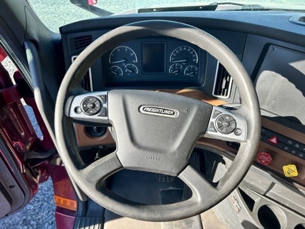 Sleeper Tractor-Heavy Duty Tractors-Freightliner-2022-T12664ST-Eden-MD-511,281\n\t\tmiles-$ 59,250 - Image 10
