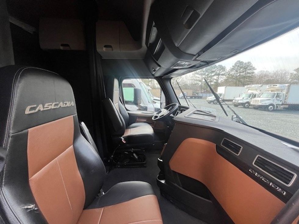 Sleeper Tractor-Heavy Duty Tractors-Freightliner-2022-T12664ST-Eden-MD-511,281\n\t\tmiles-$ 59,250 - Image 13