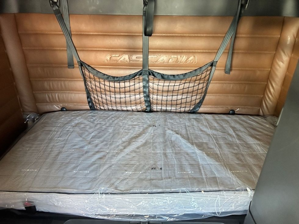 Sleeper Tractor-Heavy Duty Tractors-Freightliner-2022-T12664ST-Eden-MD-511,281\n\t\tmiles-$ 59,250 - Image 14