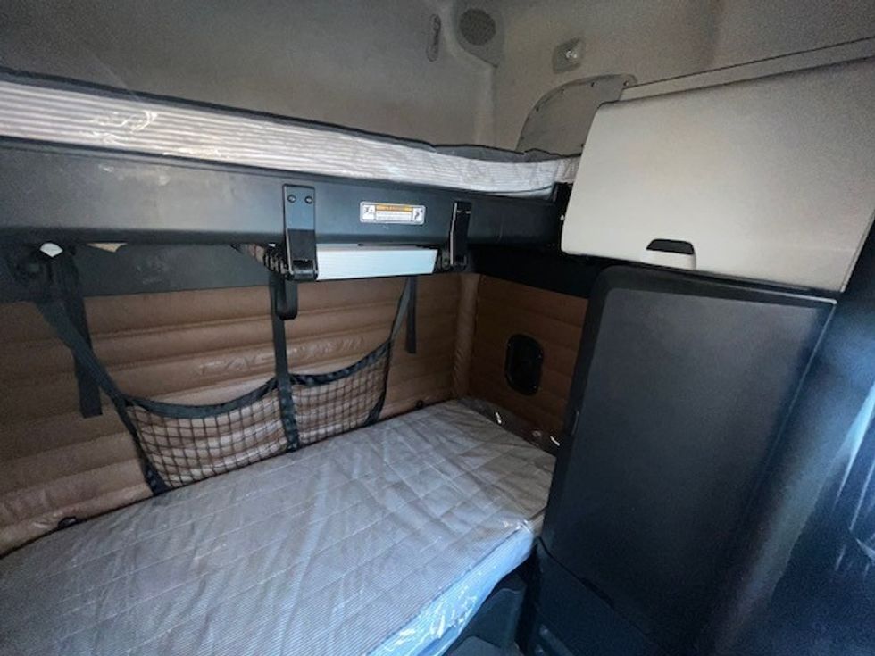 Sleeper Tractor-Heavy Duty Tractors-Freightliner-2022-T12664ST-Eden-MD-511,281\n\t\tmiles-$ 59,250 - Image 16