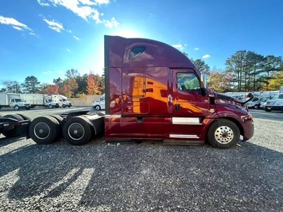Sleeper Tractor-Heavy Duty Tractors-Freightliner-2022-T12664ST-Eden-MD-511,281\n\t\tmiles-$ 59,250 - Image 4