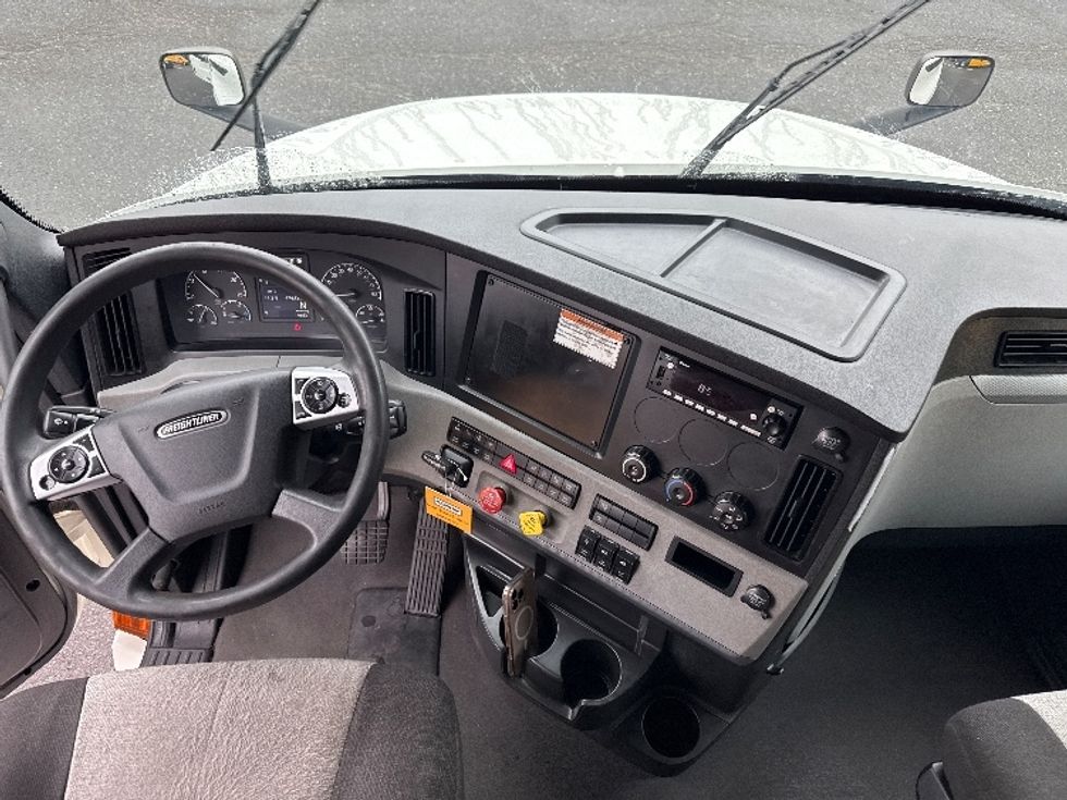 2022 Freightliner Cascadia 126" Sleeper Cab photo 9
