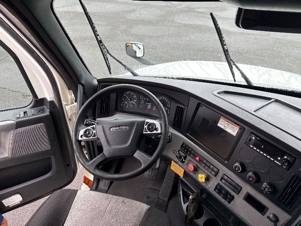 2022 Freightliner Cascadia 126" Sleeper Cab photo 10