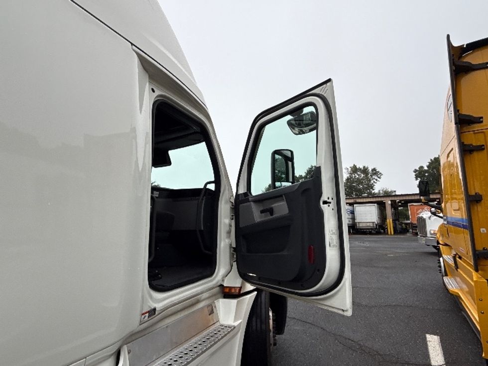 2022 Freightliner Cascadia 126" Sleeper Cab photo 12